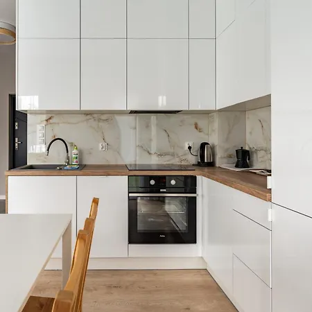 28d Lakeside Retreat By Bookinghost *